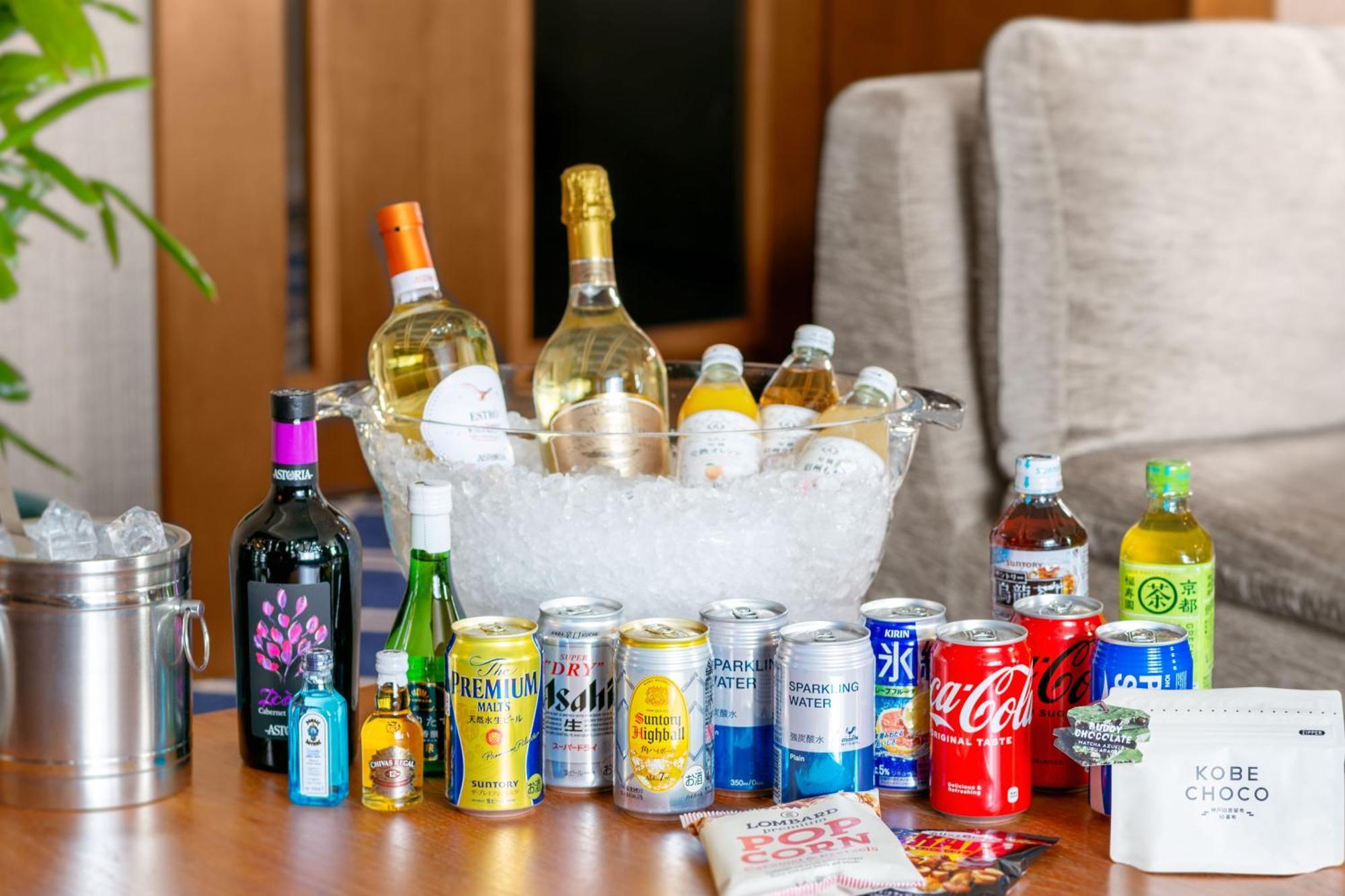 Oriental Hotel Kōbe Habitación foto A selection of soft drinks
